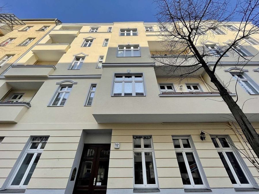 Toplage: Altbauwohnung mit eigener Terrasse im beliebten Szeneviertel in Friedrichshain - Frontansicht